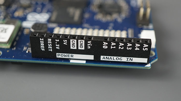 Arduino UNO Q Qualcomm QRB2210 STM32U585 — аналоговые входы