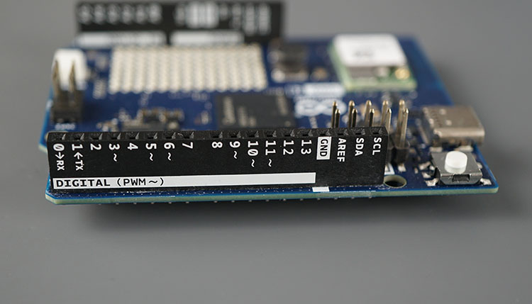 Arduino UNO Q Qualcomm QRB2210 STM32U585 — цифровые и PWM выводы