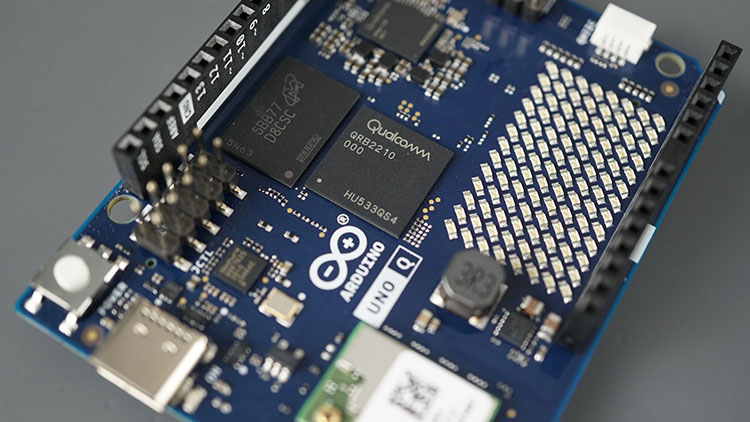 Arduino UNO Q Qualcomm QRB2210 микропроцессор STM32U585 микроконтроллер