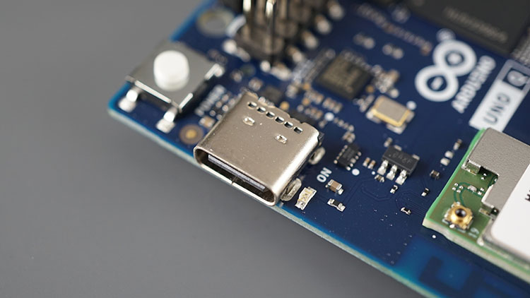 Arduino UNO Q Qualcomm — подключение кабелем USB-C