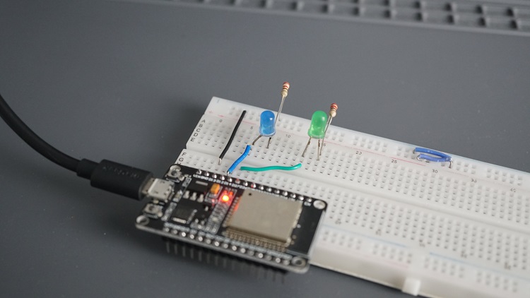 ESP32 ESP8266 асинхронное программирование - мигание несколькими светодиодами - демонстрация