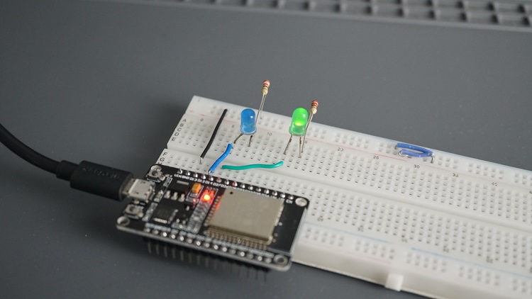 ESP32 ESP8266 асинхронное программирование - мигание несколькими светодиодами - демонстрация