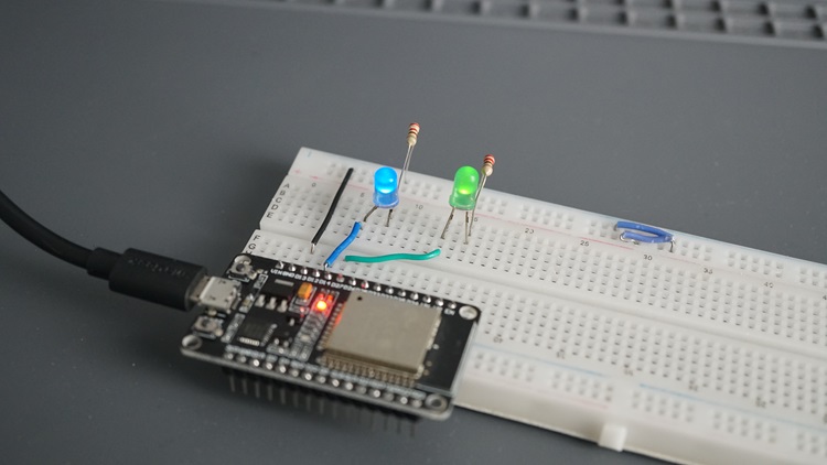 ESP32 ESP8266 асинхронное программирование - мигание несколькими светодиодами - демонстрация