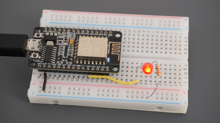 Демонстрация плавного управления яркостью светодиода ESP8266 с помощью ШИМ