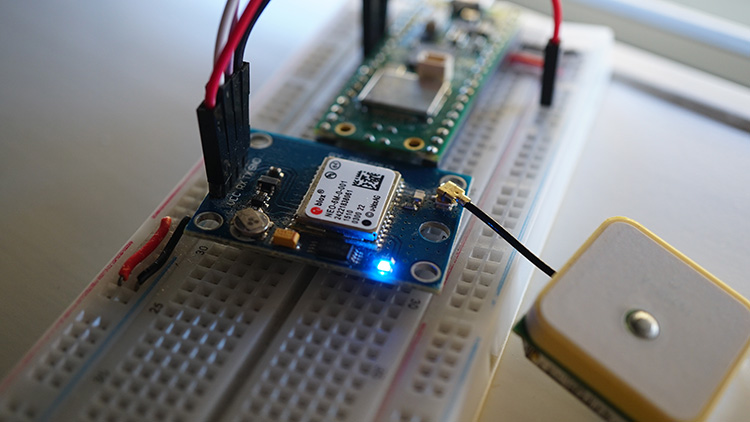 Синий светодиод GPS-модуля NEO-6M мигает при фиксации позиции