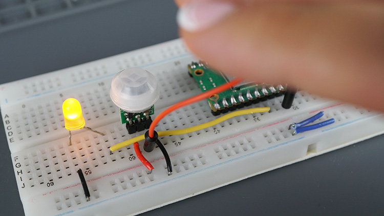 Демонстрация обнаружения движения с помощью PIR-датчика на Raspberry Pi Pico