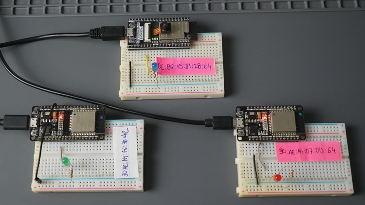 Три платы ESP32 с кодом ESP-NOW для приёма данных