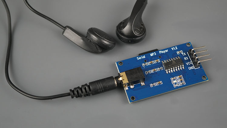 YX5300 YX6300 MP3-плеер подключён к наушникам