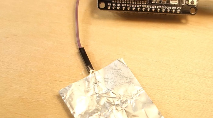 Сенсорные пины ESP32 с Arduino IDE - определение порога с алюминиевой фольгой
