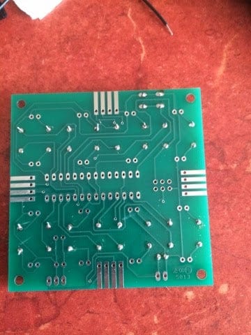 Припаянные резисторы — вид снизу