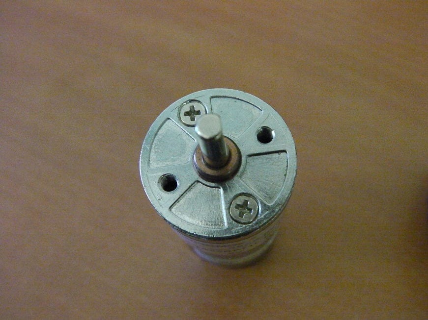 Мотор, крепление и два болта 3 мм