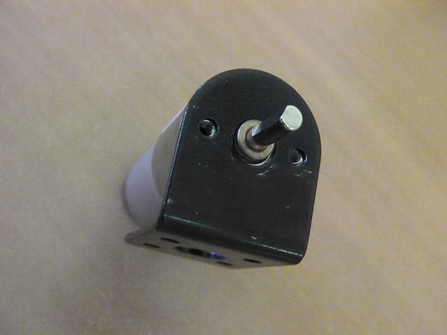 Совмещение крепления с отверстиями мотора