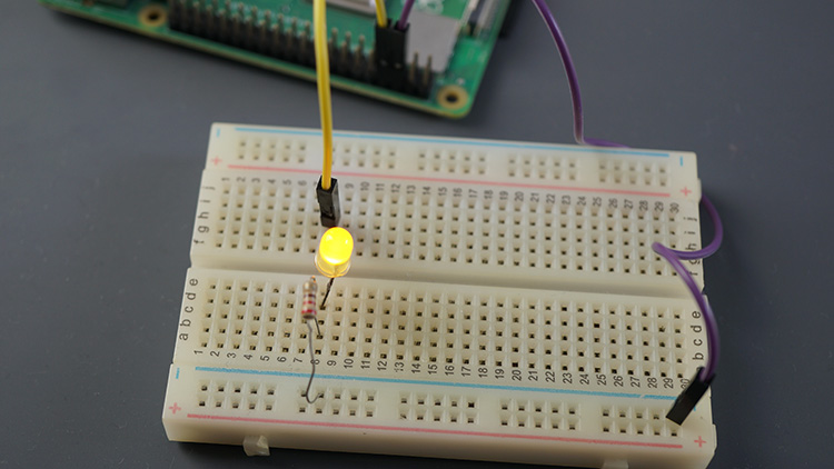 Raspberry Pi — светодиод мигает, включён