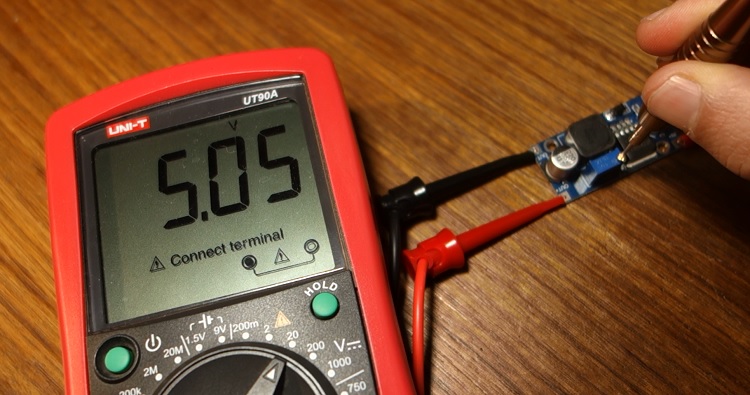 Понижающий преобразователь настроен на 5В