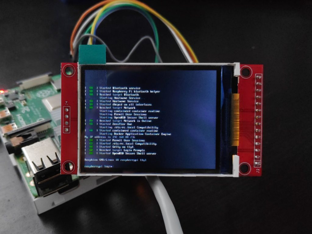 Raspberry Pi с подключённым TFT-дисплеем 2.4" по SPI — рабочий стол на дисплее