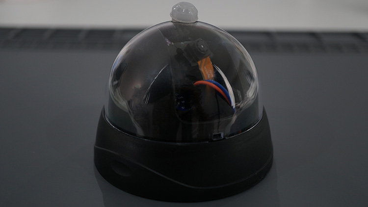 ESP32-CAM с PIR-датчиком движения в муляже камеры наблюдения