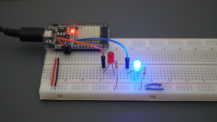 Два светодиода, подключённые к ESP32 для тестирования программных таймеров FreeRTOS