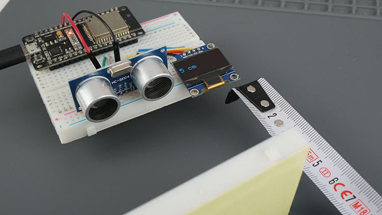 Демонстрация работы ESP32 с HC-SR04 и OLED-дисплеем