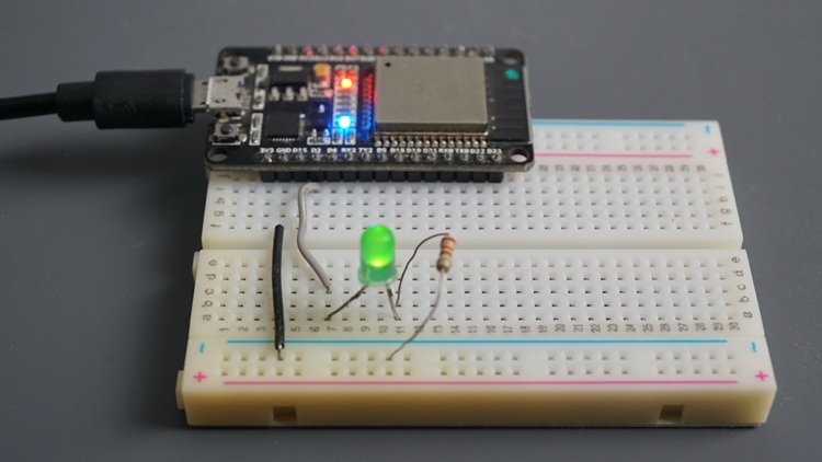 ESP32 мигающий светодиод (включён)