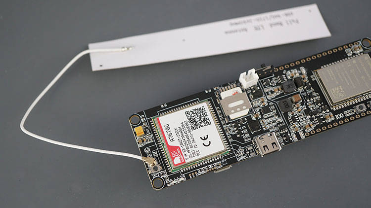 Плата ESP32 LILYGO TTGO T-A7670G с подключённой LTE антенной