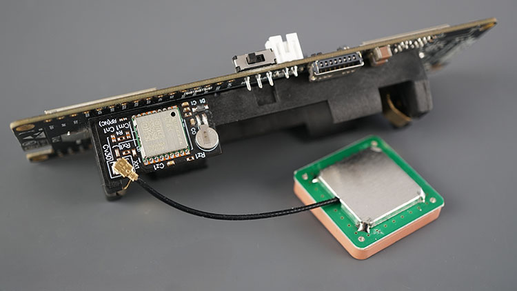 Плата ESP32 LILYGO TTGO T-A7670G с подключённой GPS антенной