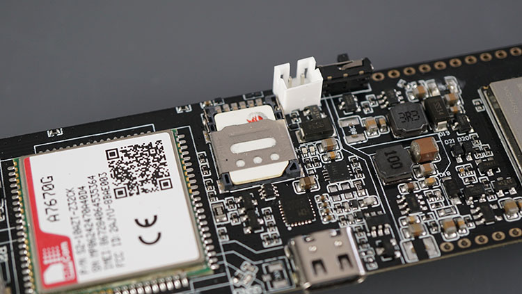 Плата ESP32 LILYGO TTGO T-A7670G с вставленной SIM-картой