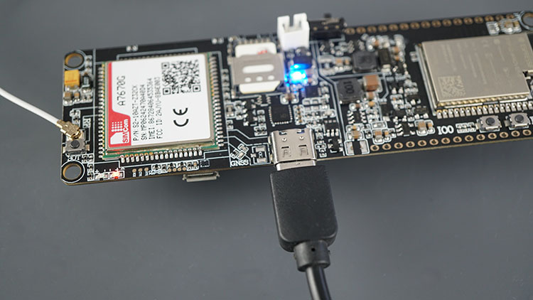 Плата ESP32 LILYGO TTGO T-A7670G с подключённым кабелем USB Type-C