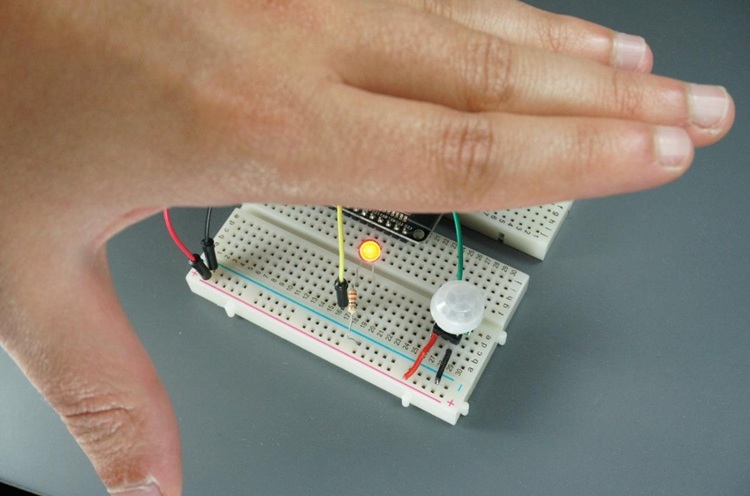 Движение рукой перед PIR-датчиком движения, подключённым к ESP32