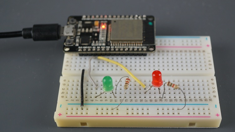 ESP32 с двумя задачами FreeRTOS - мигание двух светодиодов с разной частотой