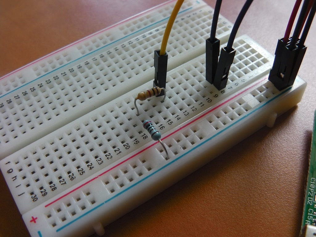 Подключение резисторов делителя напряжения