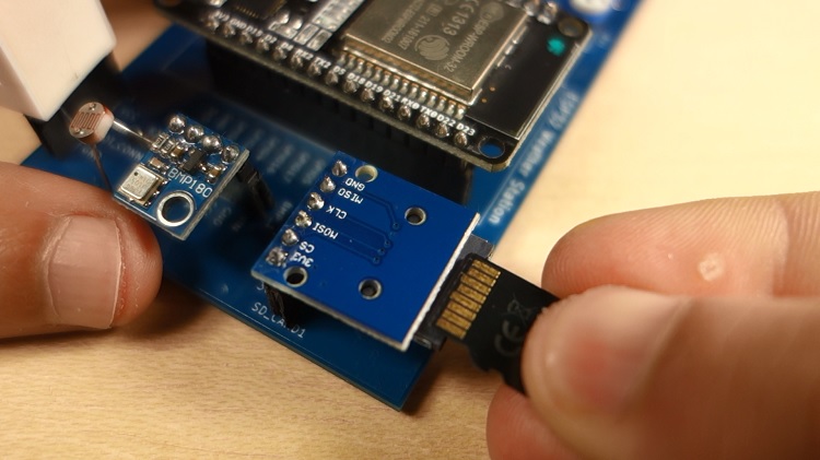 Вставка SD-карты