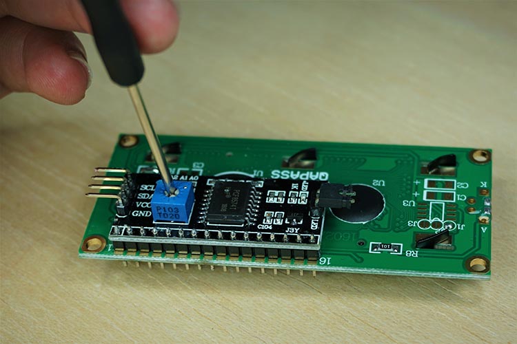 Потенциометр регулировки контрастности на I2C LCD