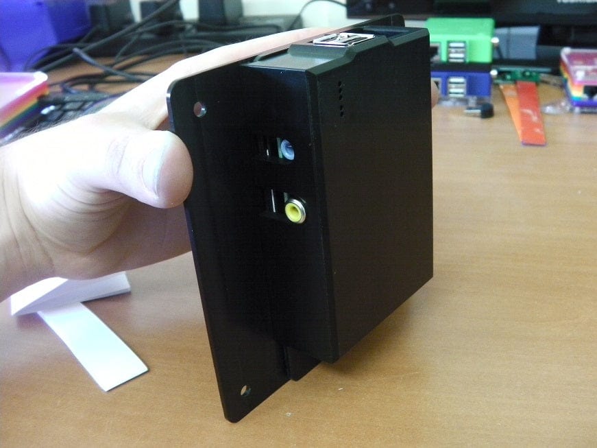 Собранный алюминиевый корпус Raspberry Pi — вид 3