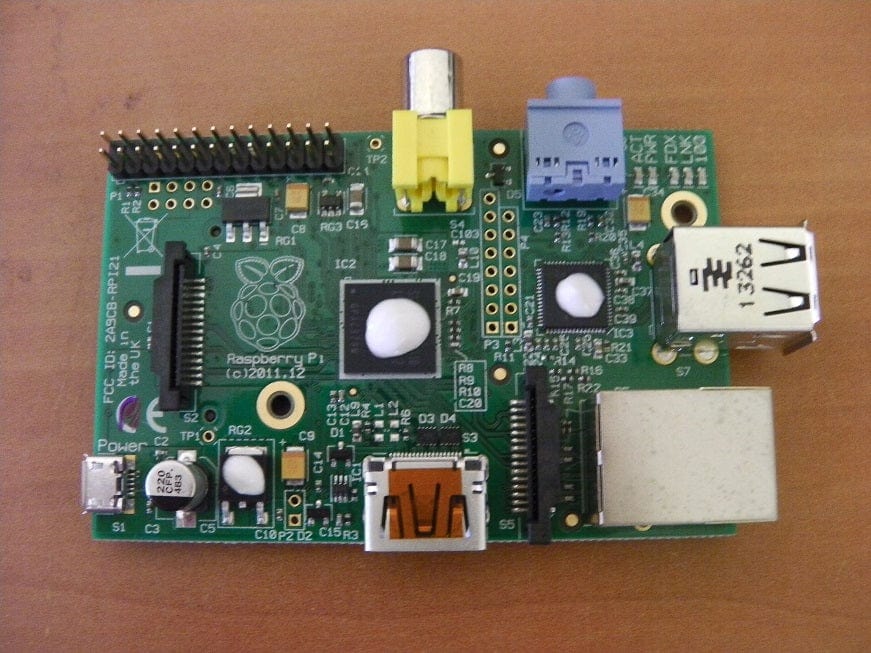 Нанесение термопасты на компоненты Raspberry Pi