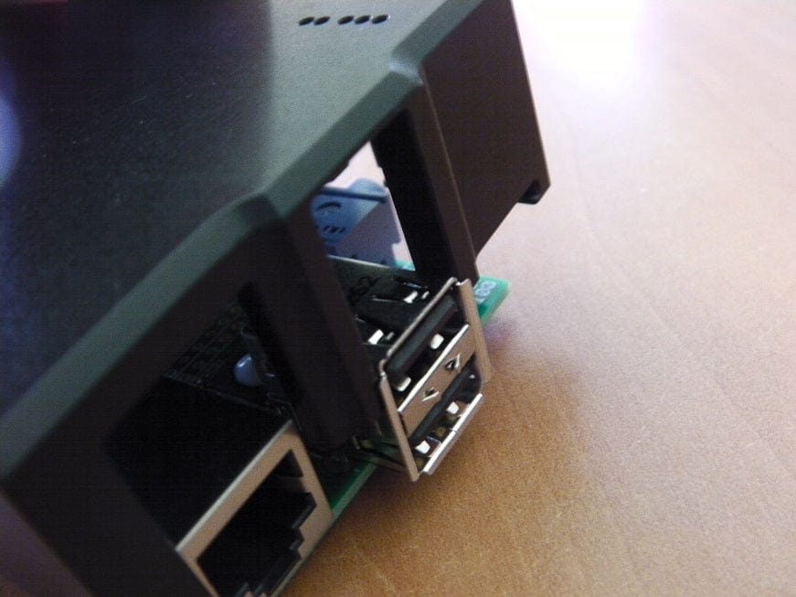 Надевание верхней части алюминиевого корпуса на Raspberry Pi