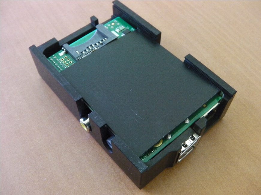 Установка пластиковой прокладки в корпус