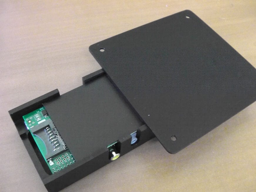 Установка монтажной пластины в пазы корпуса