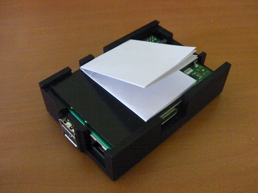 Добавление сложенной бумаги для плотной посадки