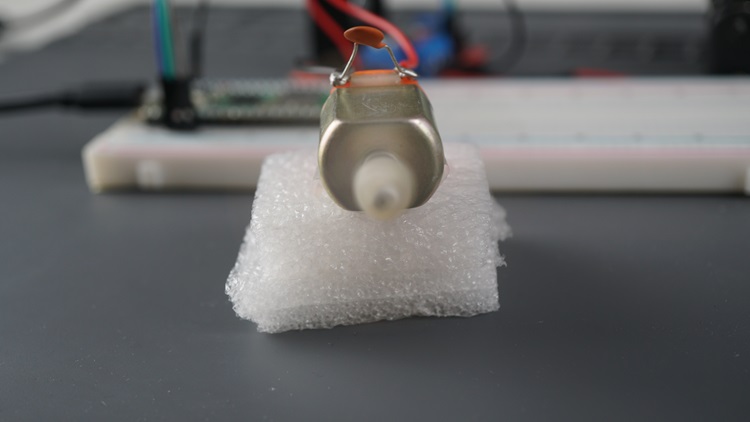 Миниатюрный DC мотор вращается