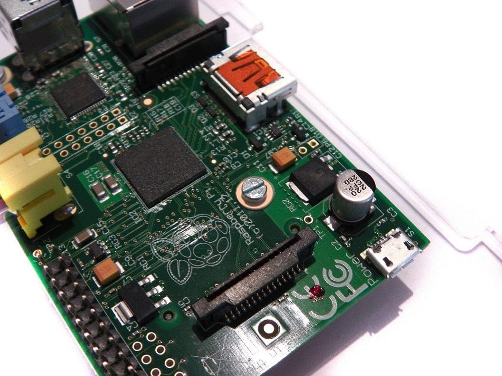 Шаг 2 — крепление Raspberry Pi к стойкам (вид 2)