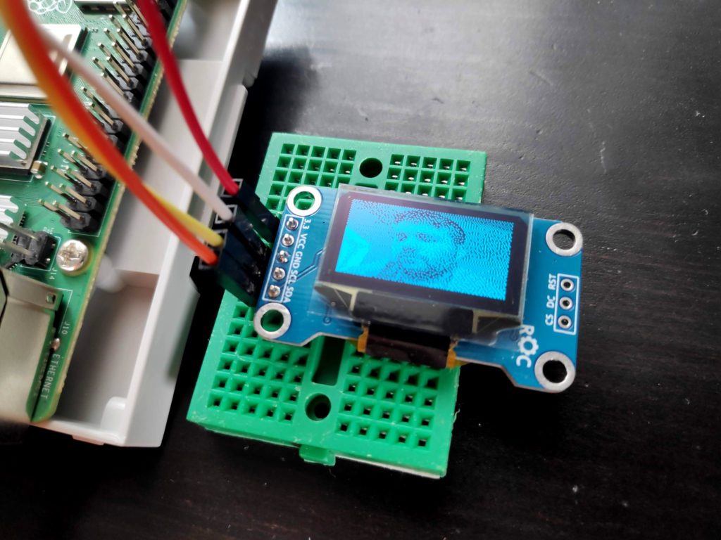 Raspberry Pi с OLED-дисплеем и веб-камерой в работе