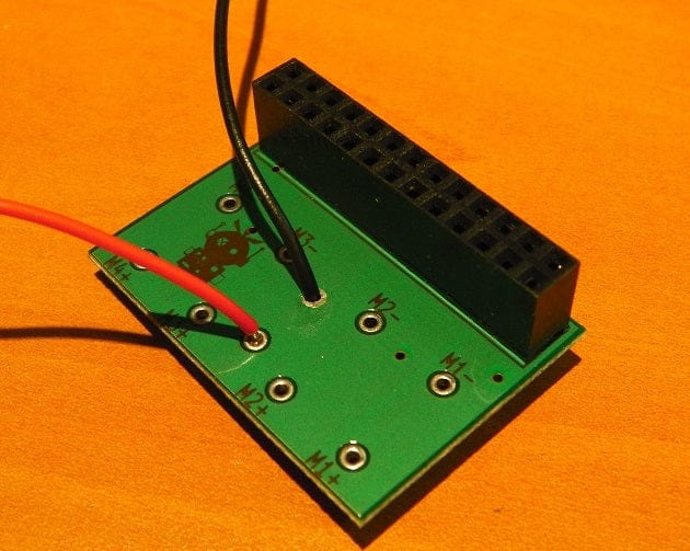 Припаянные провода питания на PicoBorg