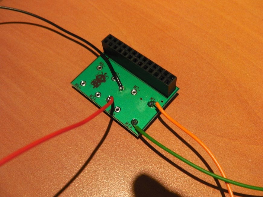 Пайка проводов мотора M1 на PicoBorg