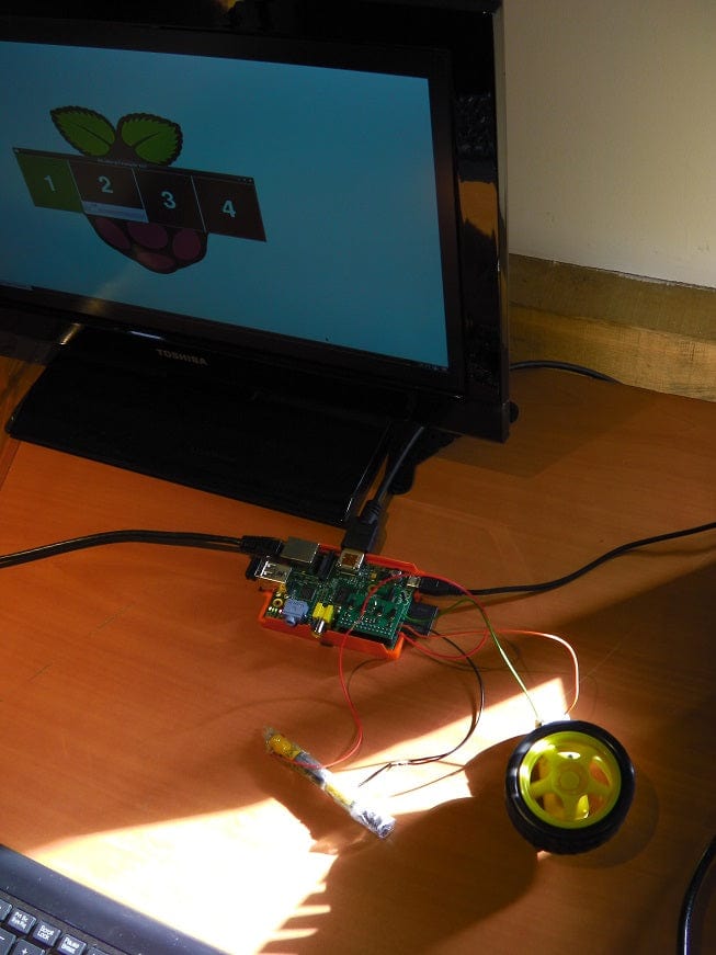 Мотор вращается под управлением PicoBorg