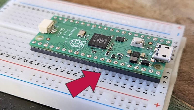Raspberry Pi Pico установлен в макетную плату