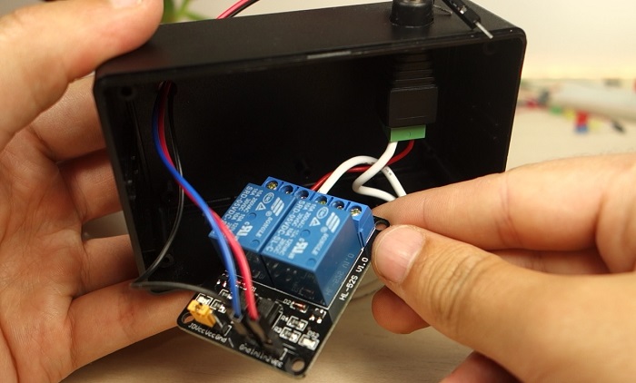 Модуль реле внутри пластикового корпуса