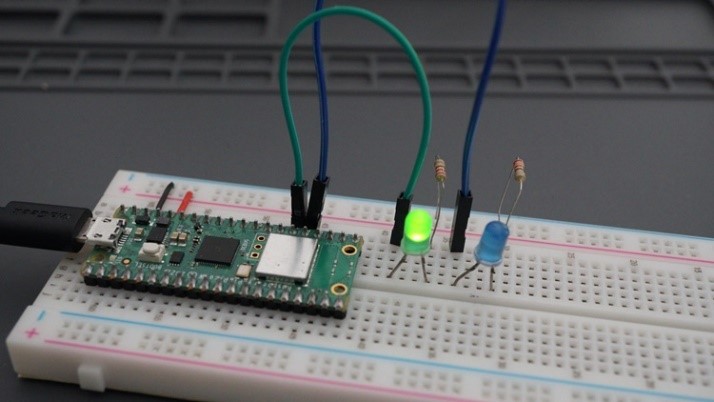 RPi Pico светодиоды мигают с разной частотой