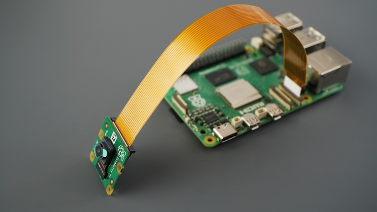 Raspberry Pi 5 с подключённым модулем камеры Pi Camera V2