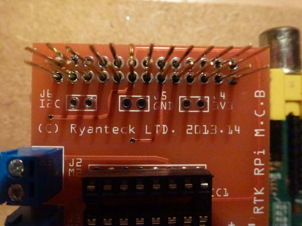 Пайка двух угловых контактов GPIO-разъёма