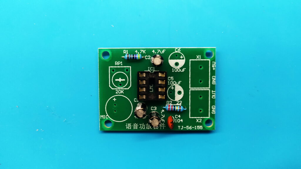 Установленное гнездо для микросхемы LM386